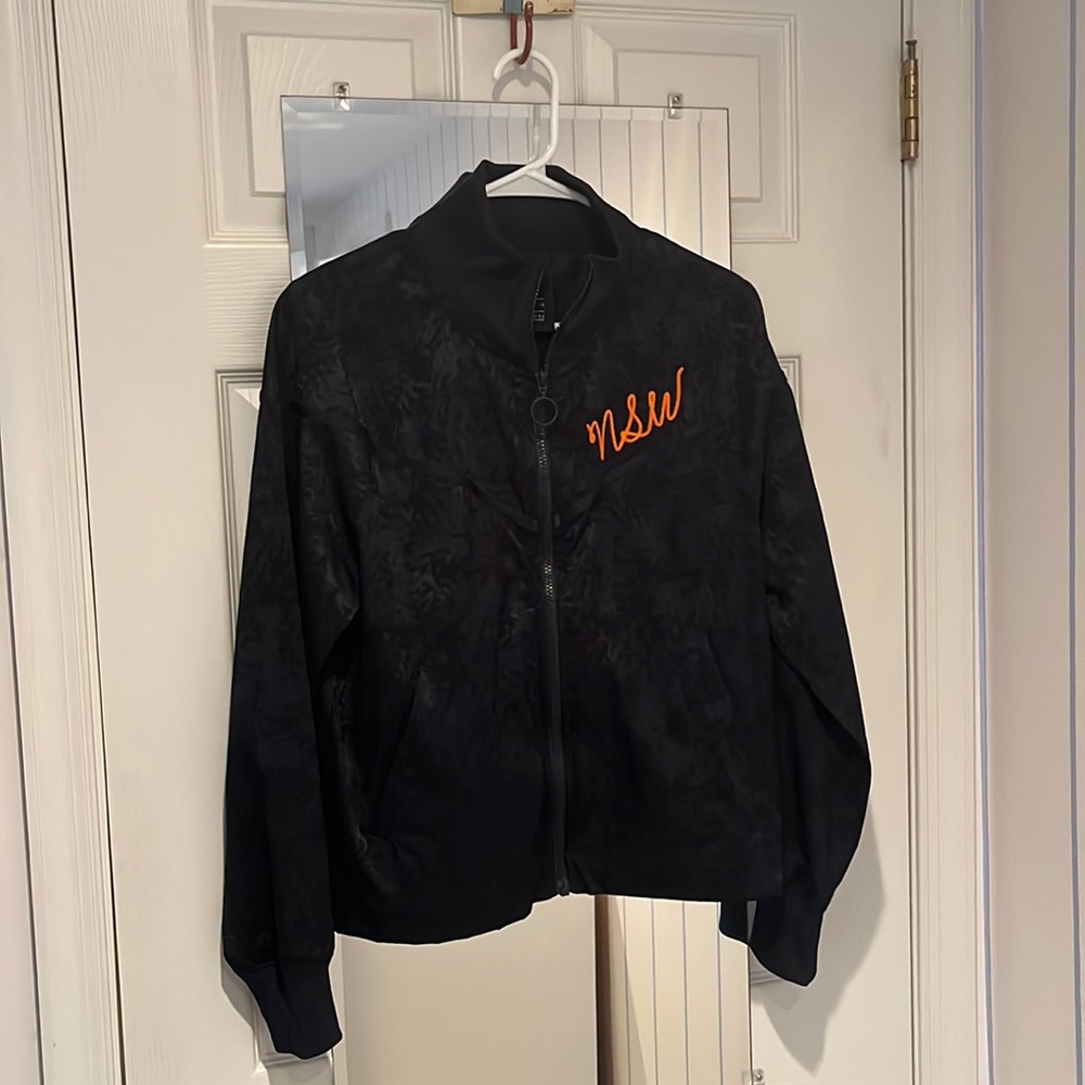 Nike zip up jacket. Size small. Excellent condition.